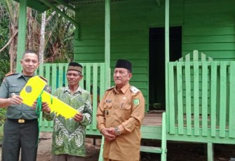 Dandim 0318/Natuna Serahkan Secara Simbolis Kunci RTLH Kepada Warga Desa Ceruk