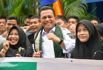 Gubernur Kepulauan Riau H. Ansar Ahmad saat membuka kegiatan Bimbingan Dan Pelatihan Kepala Sekolah & Wakil tingkat SMA/SMK Se-Kota Batam bertempat di SMAN 1 Sekupang Kota Batam, Kamis (2/3). 