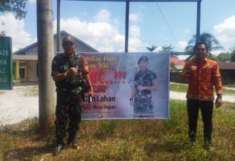 Koramil 1016-03/Sepang Bersama Aparatur Desa Pasang Spanduk Imbauan Bahaya Karhutla 
