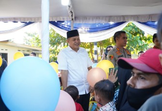 Batu Bara Ir. H. Zahir, M.AP bersama Kapolres Batu Bara AKBP Jose D.C. Fernandes S.I.K di halaman Mapolsek Indrapura, Kecamatan Air Putih, Kamis (30/03/2023).