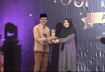 Bupati Limapuluh Kota Safaruddin, merupakan satu dari 16 tokoh yang menerima penghargaan di ajang "The Best Leaders of The Year" Padang TV.