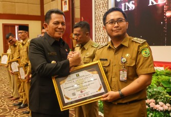 Gubernur Ansar Terima Penghargaan Sebagai Kolaborator dan Pembina Desa/Keluarahan Sadar Hukum 