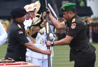 Prosesi Sertijab Kasad ditandai dengan penyerahan Panji-panji TNI AD Kartika Eka Paksi oleh Panglima TNI kepada Jenderal TNI Maruli Simanjuntak, dilanjutkan dengan penandatanganan Berita Acara Sertijab.