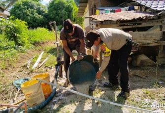 Personel Polsek Padang Bolak Bantu Warga Buat Sumur Bor