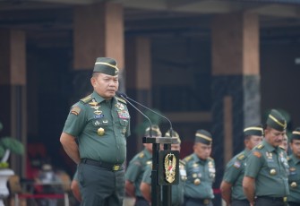 Jenderal Dudung Abdurachman saat Pimpin Apel Bersama Warga Mabesad