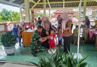 Babinsa Koramil Dagangan Minta Orang Tua Rutin Bawa Balita ke Posyandu