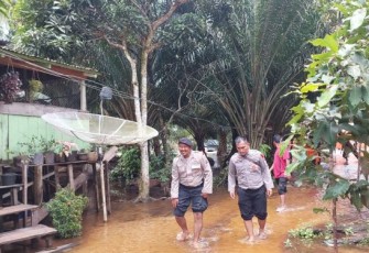 Polres Tapanuli Selatan (Tapsel) melalui Sat Samapta dan Badan Penanggulangan Bencana Daerah (BPBD) setempat, tinjau lokasi banjir di Kecamatan Angkola Selatan, Kamis (9/11/2023) pagi.