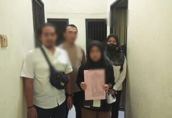 Terduga pelaku pembunuhan bayi bersama anggota Satreskrim Polres Tulungagung