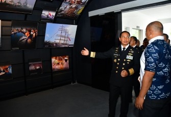 Wakasal Laksamana Madya TNI Erwin S. Aldedharma didampingi Pangkoarmada II Laksamana Muda TNI Yayan Sofiyan, Kadisjarahal Laksamana Pertama TNI Hariyo Poernomo serta Danlantamal V Surabaya Brigadir Jenderal TNI Mar Joni Sulistiawan saat meninjau Museum Pintar TNI Angkatan Laut di Koarmada II, Ujung Surabaya, Jawa Timur pada Minggu (03/12) kemarin. 