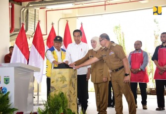 Menteri Pekerjaan Umum dan Perumahan Rakyat (PUPR) Basuki Hadimuljono mendampingi Presiden Joko Widodo meresmikan Pasar Induk Among Tani Kota Batu, Jawa Timur pada Kamis (14/12/2023)