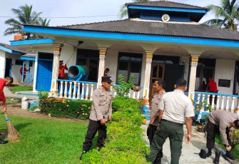 Sat Binmas Polres Mukomuko dan Satpam Ssi Agromuko saat Kompak Bersihkan Masjid