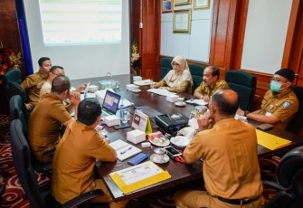 Sekdaprov Adi saat memimpin rapat Pembahasan Pendanaan Pemilihan Umum (Pemilu) dan Kepala Daerah Tahun 2024 guna melihat progres persiapan jelang pelaksanaan Pemilu mendatang di Ruang Kerja Sekda, Lt.3, Kantor Gubernur Kepri, Dompak, Senin (13/02).