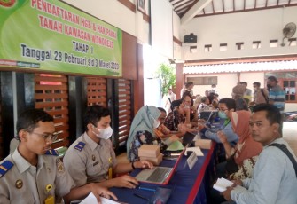 Warga yang tinggal di kawasan Wonorejo saat mendaftarkan tanahnya untuk mendapatkan Hak Guna Bangunan.