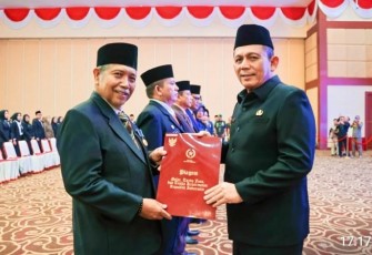 Piagam tanda kehormatan Satya Lencana Karya Satya di serahkan oleh Gubenur Kepri Ansar Ahmad kepada ASN di Ruang Lingkup Pemerintah Provinsi Kepri