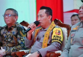 Kapolri Jenderal Polisi Drs. Listyo Sigit Prabowo, M.Si., saat berinteraksi langsung dengan jajaran Satbrimob Polda Kalbar yang menempati rumah dinas baru.