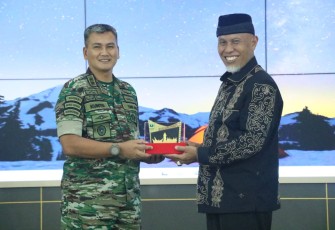 Gubernur Sumbar Mahyeldi saat menyambut kedatangan Pangdam III Siliwangi di Istana Gubernuran.