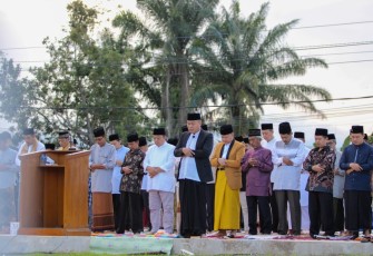 Gubernur Rohidin Sholat Iduladha 1444 H di Alun-Alun Kota Tais Seluma