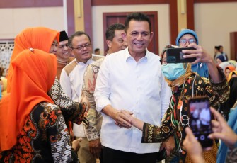 Gubernur Ansar saat Serahkan Berbagai Bantuan dan Insentif untuk Masyarakat Tanjungpinang