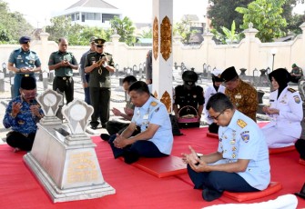 Danlanal Yogyakarta saat Ikuti Ziarah Rombongan di Taman Makam Pahlawan