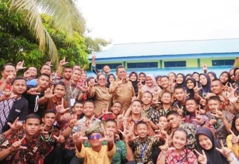 Gubernur Ansar saat Membaur Bersama Putra-Putri SMAN 1 Bintan Utara
