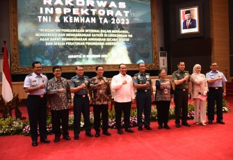  Inspektur Komando Lintas Laut Militer Laksma TNI Damayanti mengikuti Rapat Koordinasi dan Pengawasan (Rakorwas) Inspektorat TNI dan Kementerian Pertahanan (Kemhan) Tahun 2023, yang dihadiri oleh Kasum TNI, Irjen Kemhan, Irjen TNI, para Asisten Panglima TNI, Para Irjen Angkatan, Wairjen TNI, para Asisten Panglima TNI, Ketua BPK RI, Kepala BPKP dan Direktur Anggaran Bidang Polhukam serta Bagian Anggaran Bendahara Umum Negara, bertempat di Aula Gatot Soebroto Mabes TNI Cilangkap, Jakarta Timur, Kamis (14/12)