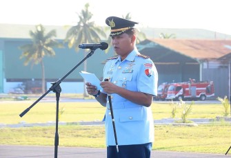 Danlanud RSA Kolonel Pnb Dedy Iskandar, S.Sos., M.M.S., M.Han., saat memimpin upacara peringatan ke-60 Hari Ulang Tahun(HUT) Wanita Angkatan Udara (Wara) di Main Apron Lanud RSA, Ranai, Natuna, Senin(14/8/2023).