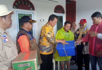 Gubernur Ansar saat Serahkan Bantuan Kepada Korban Tanah Longsor di Kampung Tiban Lama Batam