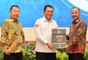 Gubernur Ansar saat Serahkan DPA ke SKPD se Kepri