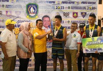Gubernur Ansar saat Tutup Kejuaraan Bola Voli Gubernur Cup Zona Kabupaten Bintan Tahun 2023