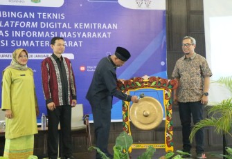 Gubernur Sumbar Mahyeldi saat membuka Bimtek Pemanfaatan Platform Digital Bagi KIM Sumbar di Balcone Hotel, Agam.