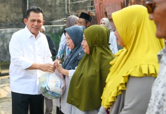 Gubernur Ansar saat Serahkan Bantuan Sosial Untuk Warga Tanjung Unggat