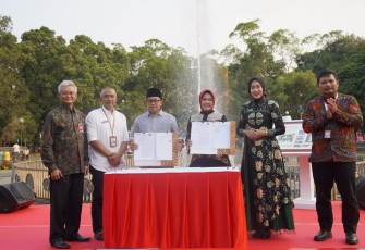 Perjanjian kerja sama tersebut ditandatangani oleh Pemimpin Bank Jatim Cabang Malang Kamiliah dengan Walikota Malang Sutiaji dan disaksikan oleh Direktur IT & Digital, Zulhelfi Abidin Rabu 23 Agustus 2023.