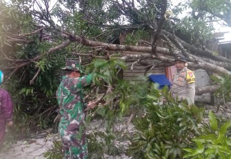 Polres Natuna Terjunkan Personil Untuk Patroli dan Bantu Masyarakat