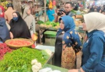 Wali Kota Rahma Pantau Stok dan Harga Bahan Pokok di Pasar Bintan Center 