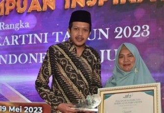 Wakil Bupati Trenggalek, Syah Muhamad Natanegara, saat mendampingi Yuniarti menerima penghargaan  sebagai perempuan inspiratif dalam peringatan Hari Kartini 2023 Provinsi Jawa Timur, di Gedung Negara Grahadi, Jum'at (19/5/2023)