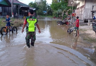 Babinsa Koramil Tewah saat Cek Kondisi Wilayah Terdampak Banjir 