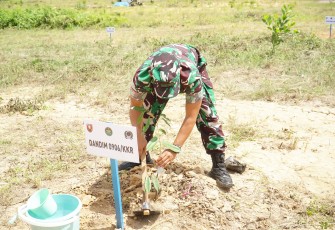 Kodim 0906/Kutai Kartanegara (Kkr) menggelar kegiatan karya bakti penanaman pohon dalam rangka peringatan hari Juang TNI-AD ke-78 bertempat di lokasi Poktan Dwi Karya desa Tanjung Batu kecamatan Tenggarong Seberang Kabupaten Kutai Kartanegara (Kukar)