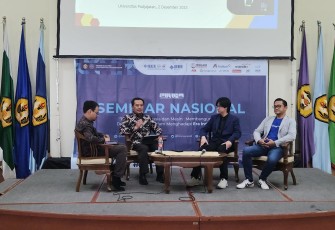 Kepala BSKDN Kemendagri Yusharto Huntoyungo saat menjadi narasumber dalam Seminar Nasional Futura 2023 di Gedung Serbaguna Universitas Padjadjaran (Unpad) Bandung pada Sabtu, 2 Desember 2023. 