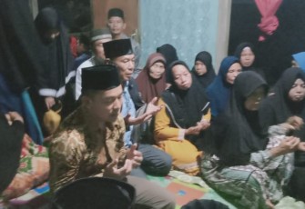 Kapolsek Seginim dan Camat Air Nipis saat Sambang Duka Korban Tenggelam 