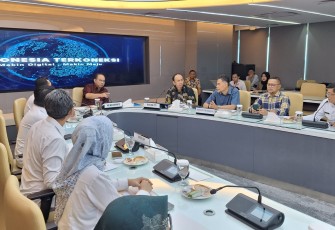 Menteri Komunikasi dan Informatika Republik Indonesia Arie Budi Setiadi saat mengelar rapat dan mendengarkan laporan persiapan pelaksanaan Rapat Koordinasi Nasional Komisi Penyiaran Indonesia (Rakornas KPI) dan Peringatan Hari Penyiaran Nasional (Harsiarnas) ke-90 di Kantor Kemenkominfo Jl. Medan Merdeka Barat, Jakarta Pusat, Selasa (08/08). 