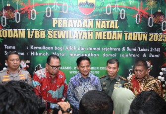Pangdam I/Bukit Barisan, Mayjen TNI Mochammad Hasan menyampaikan harapan kepada Prajurit pada saat puncak perayaan Natal Oikumene Kodam I/BB se wilayah Kota Medan yang digelar di Wisma Benteng, Jl Maulana Lubis, Kamis (21/12/2023)