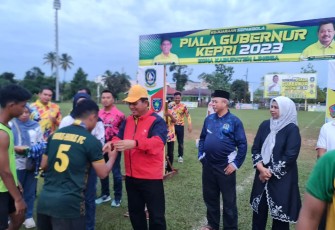 Gubernur Kepulauan Riau, H. Ansar Ahmad saat menyaksikan final pertandingan futsal dan sepak bola dalam rangka Piala Gubernur Kepri Zona Kabupaten Lingga yang diadakan di Dabo pada Sabtu (01/07).