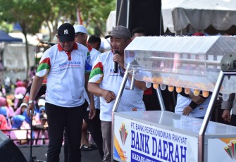 Bupati Karanganyar Rober Christanto saat mengumumkan nama pemenang undian tabungan Sembada Plus Tahap II Bank Daerah Karanganyar, Minggu (3/12/2023).