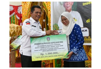 Gubernur Kepri Ansar Ahmad Serahkan Insentif Tenaga Pendidikan Anak dan Bantuan Peternakan