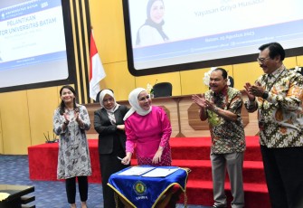 Sekdaprov Adi Prihantara saat menghadiri Pelantikan Rektor Universitas Batam (Uniba) bertempat di Rumengan Hall Uniba Batam, Jum'at (25/8).