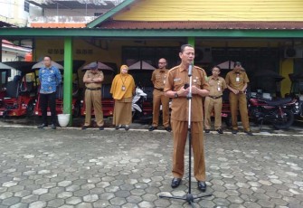 Kepala Disbudpar Kota Tanjungpinang, Muhammad Nazri, saat memberikan arahan kepada jajarannya pada apel pagi, di halaman kantor Disbudpar Kota Tanjungpinang, Kepri, Senin (6/3/2023).