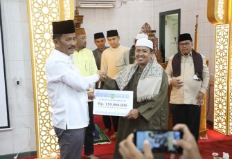 Muhammad Rudi Serahkan Bantuan Pembangunan Masjid di Bengkong