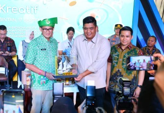 Menparekraf RI Sandiaga Salahuddin Uno saat bersama Bupati dan Wabup Bintan, Minggu (17/09) di Plaza Lagoi Bay Bintan.