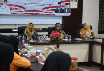 Ketua TP-PKK Provinsi Kepulauan Riau Hj. Dewi Kumalasari Ansar hadir dan menyerahkan secara langsung bantuan peralatan Usaha Ekonomi Produktif (UEP) berupa Gerobak Dagang di Kantor Dinas Sosial Provinsi Kepri, Dompak, Senin (9/10).