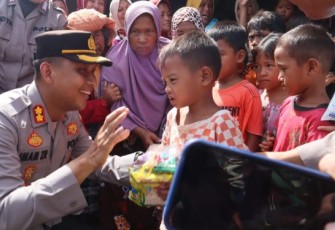 Kapolres Tapanuli Selatan (Tapsel), AKBP Imam Zamroni, SIK, MH, memberi trauma healing ke para korban banjir dengan langsung bercengkrama dan melepas canda tawa, Rabu (10/5/2023) pagi